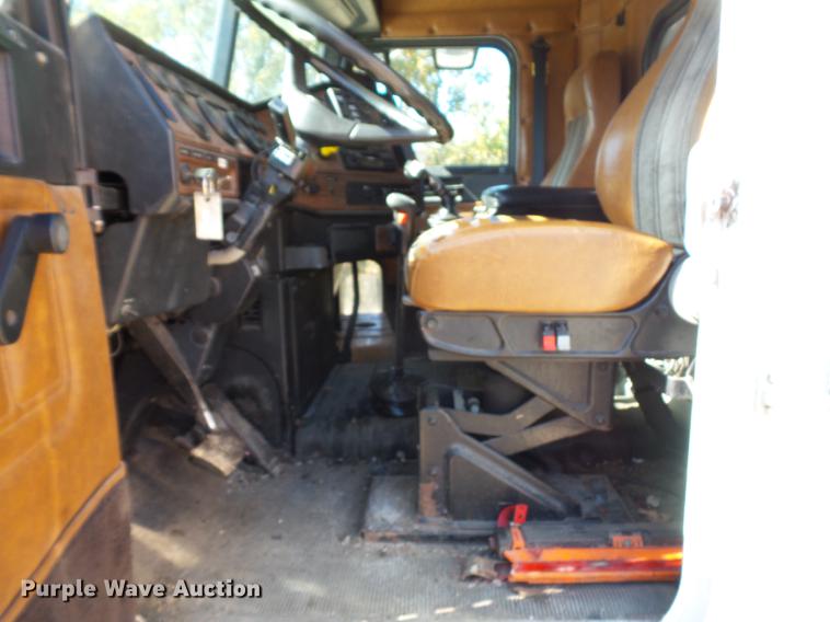 image for item BV9213 2001 Freightliner FLD120 dump truck