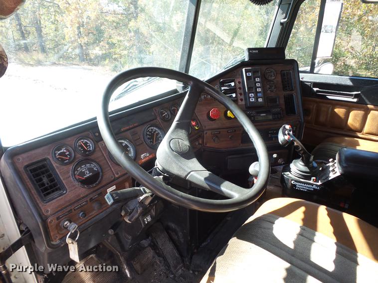 image for item BV9213 2001 Freightliner FLD120 dump truck