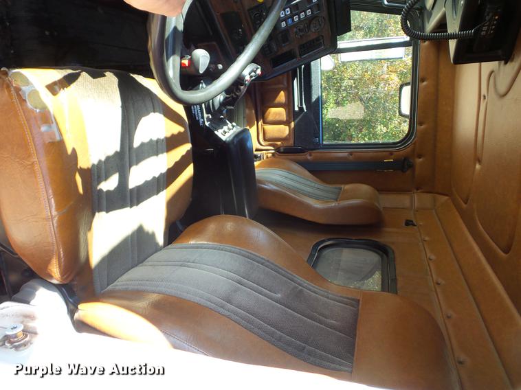 image for item BV9213 2001 Freightliner FLD120 dump truck