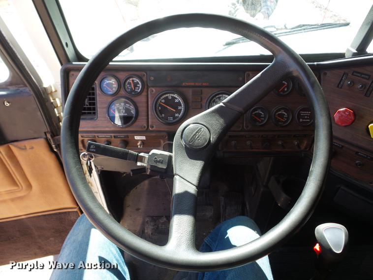 image for item BV9213 2001 Freightliner FLD120 dump truck