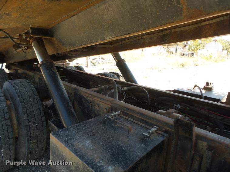 image for item BV9213 2001 Freightliner FLD120 dump truck