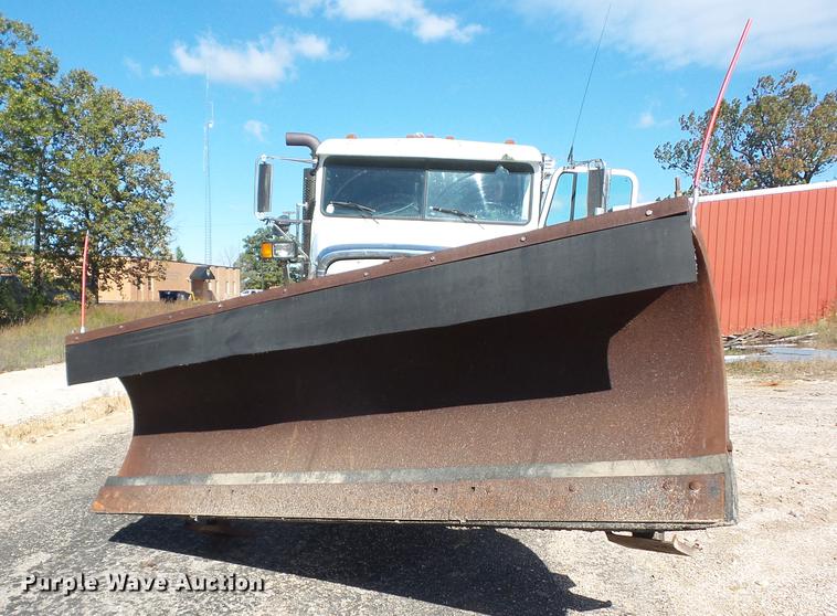 image for item BV9213 2001 Freightliner FLD120 dump truck