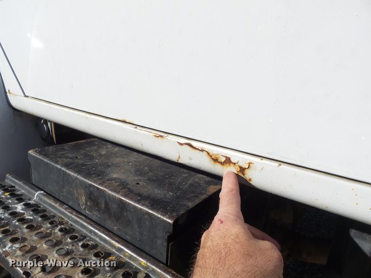 image for item DB6351 1996 International 4900 bucket truck