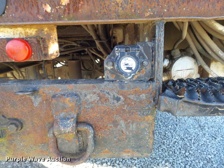 image for item DB6351 1996 International 4900 bucket truck