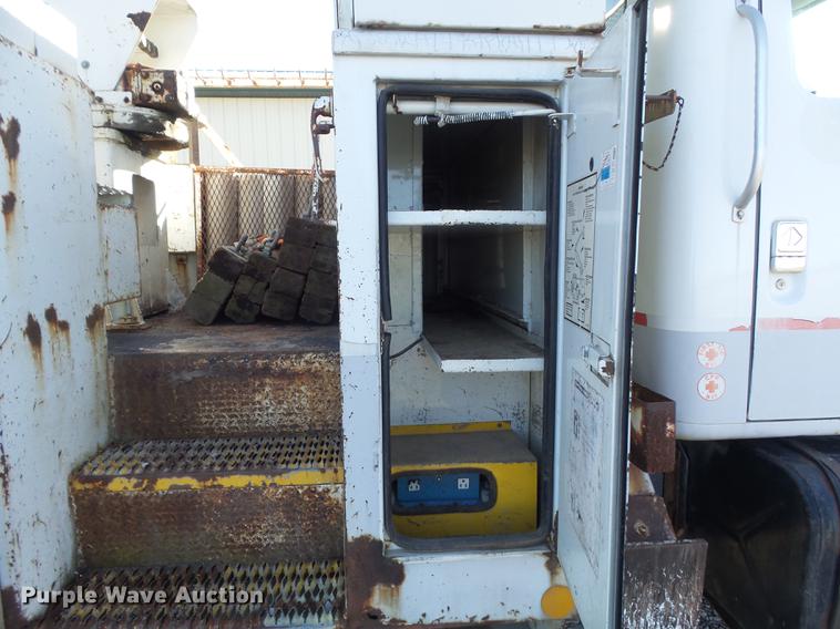 image for item DB6351 1996 International 4900 bucket truck