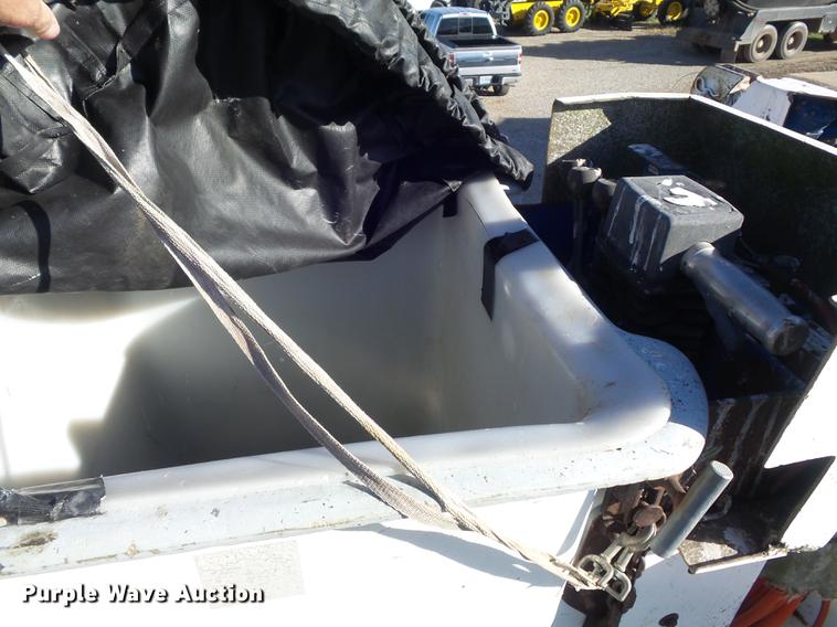 image for item DB6351 1996 International 4900 bucket truck