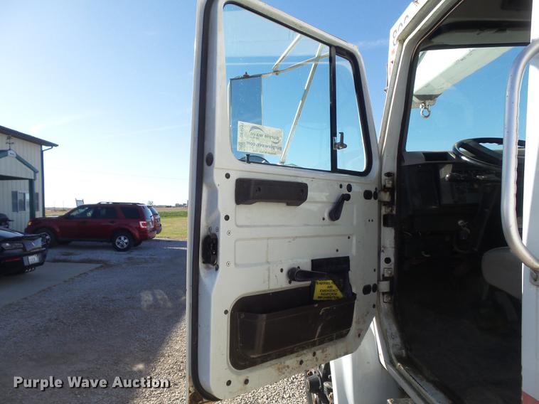 image for item DB6351 1996 International 4900 bucket truck