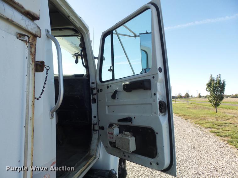 image for item DB6351 1996 International 4900 bucket truck