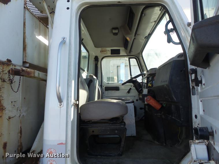 image for item DB6351 1996 International 4900 bucket truck