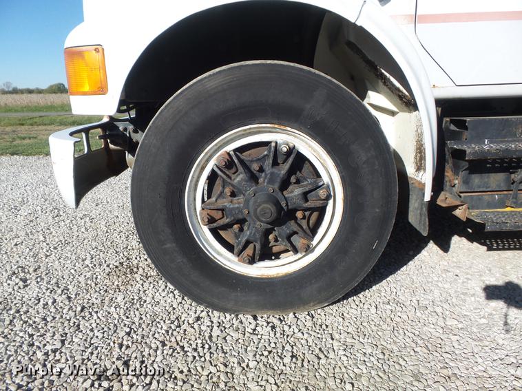 image for item DB6351 1996 International 4900 bucket truck