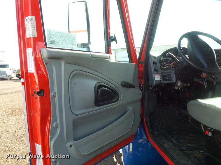 image for item DB8007 2007 International 4200 flatbed truck