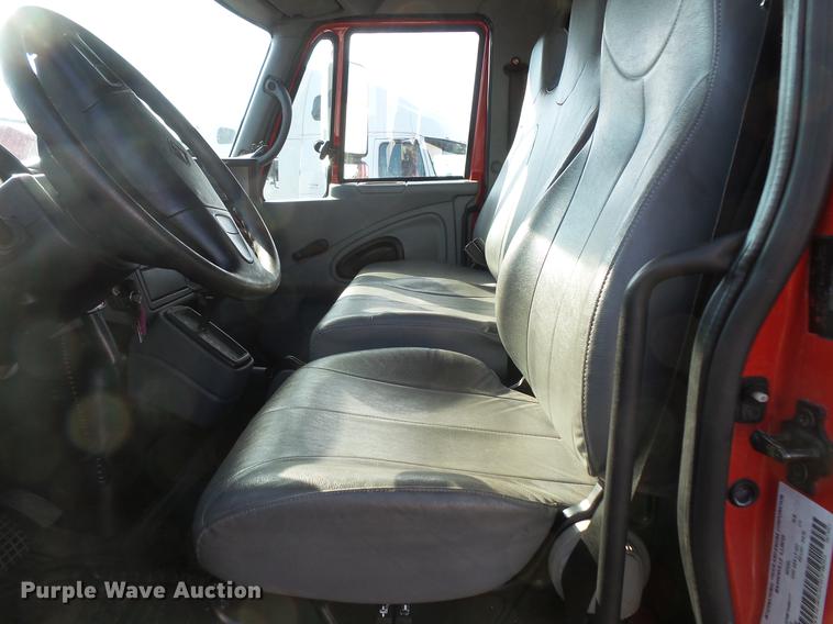 image for item DB8007 2007 International 4200 flatbed truck