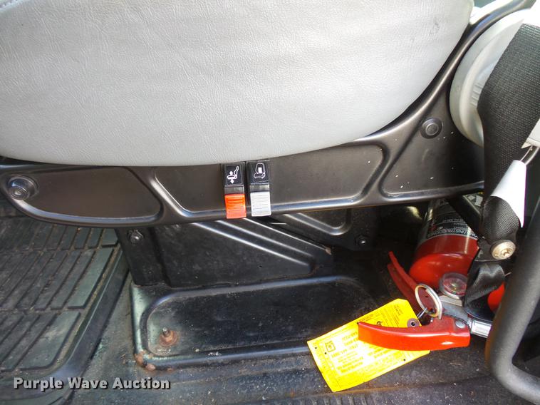 image for item DB8007 2007 International 4200 flatbed truck