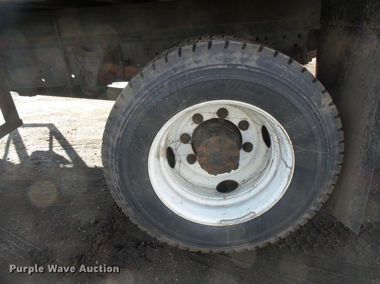 image for item DB8007 2007 International 4200 flatbed truck