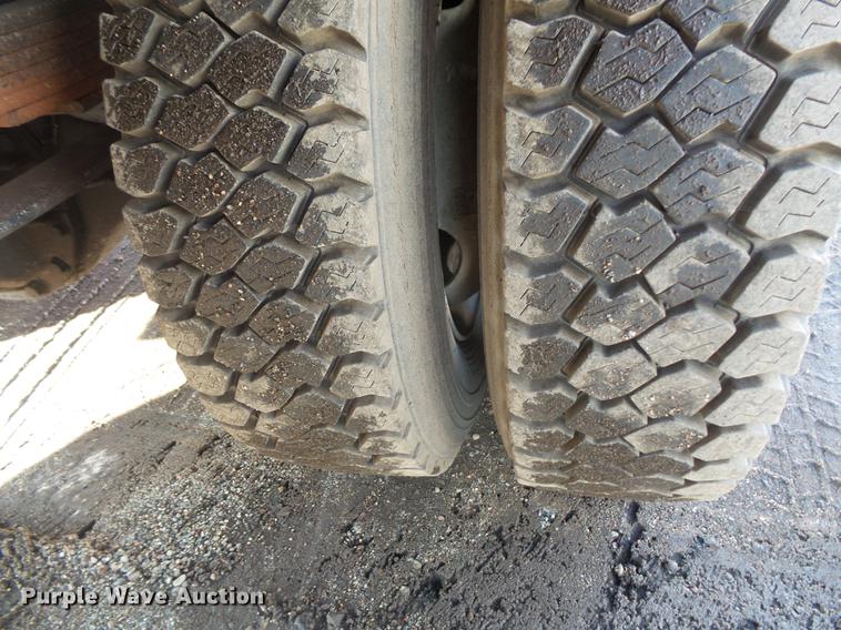 image for item DB8007 2007 International 4200 flatbed truck