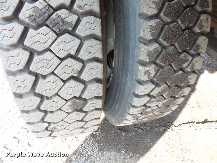 image for item DB8007 2007 International 4200 flatbed truck