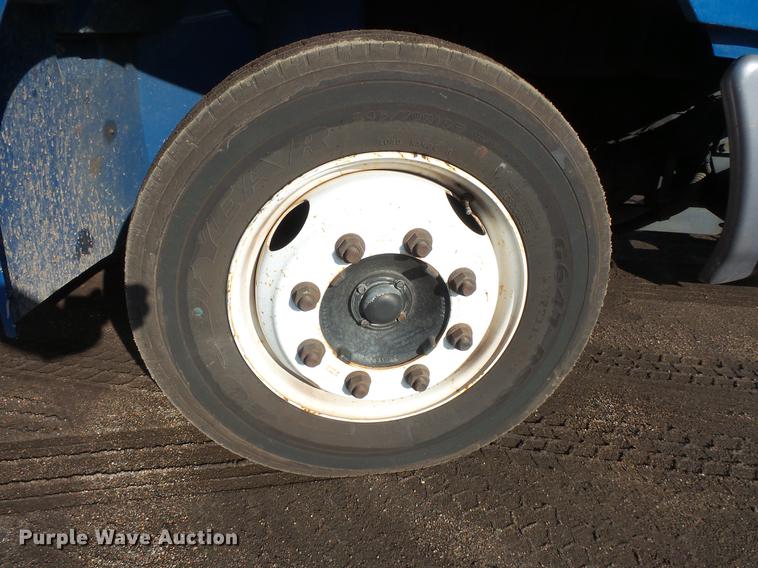 image for item DB8007 2007 International 4200 flatbed truck