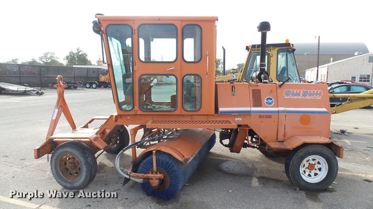 image for item DC1872 2003 Broce RJ350 broom