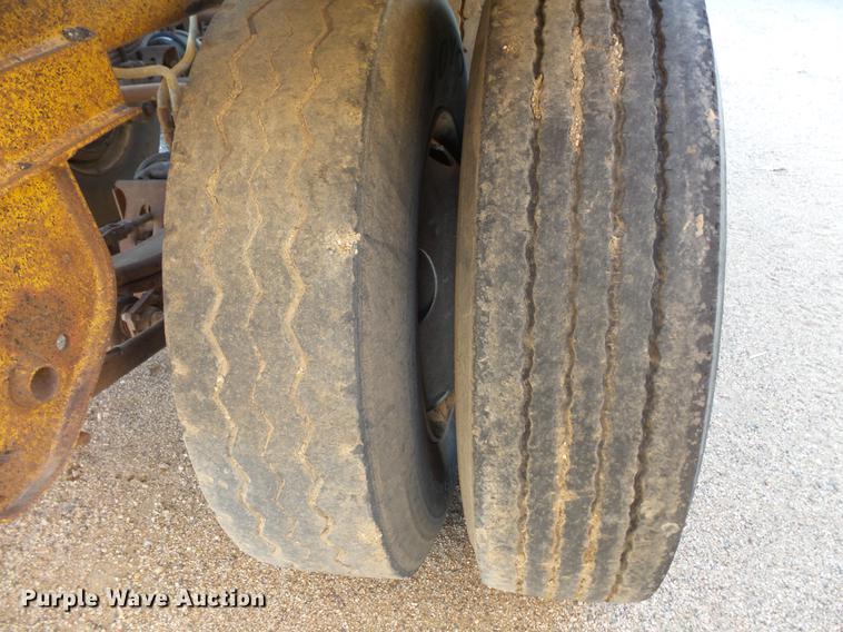 image for item DV9516 1991 Red River bottom dump trailer