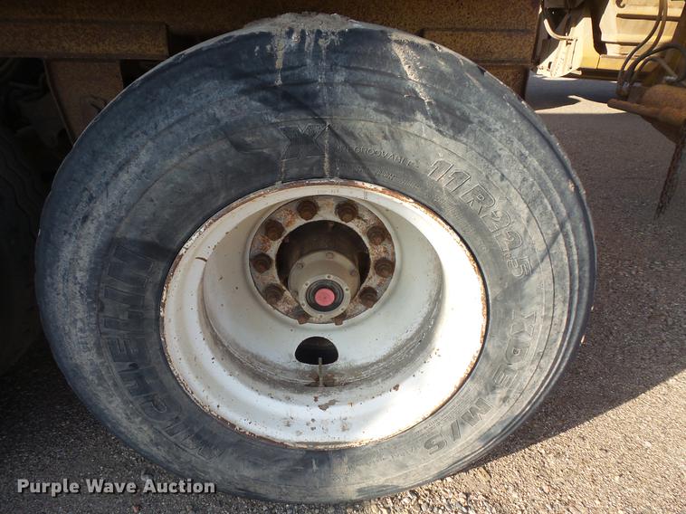 image for item DV9516 1991 Red River bottom dump trailer