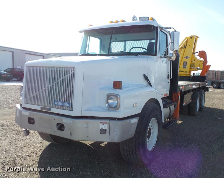 image for item DV9520 1991 Volvo WG flatbed truck with crane