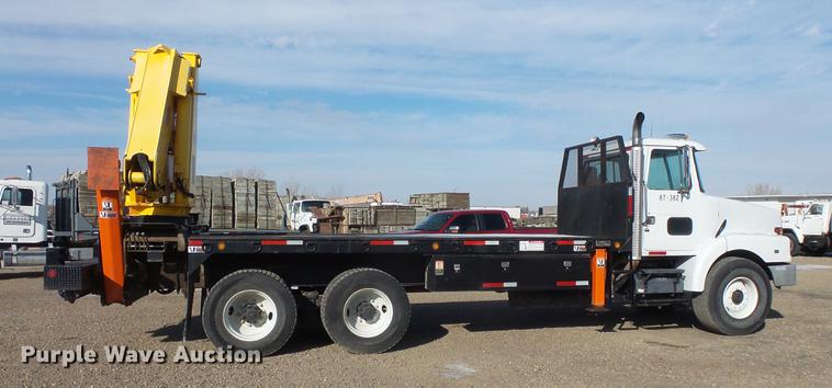 image for item DV9520 1991 Volvo WG flatbed truck with crane