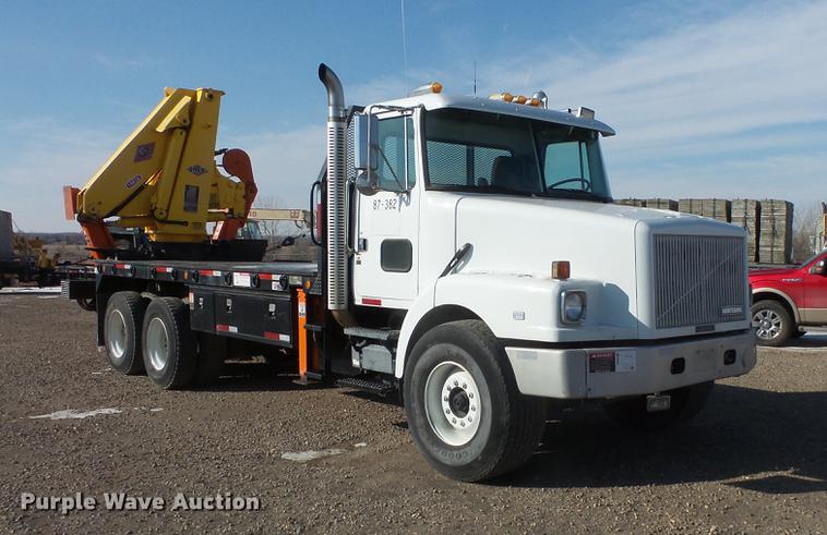 image for item DV9520 1991 Volvo WG flatbed truck with crane