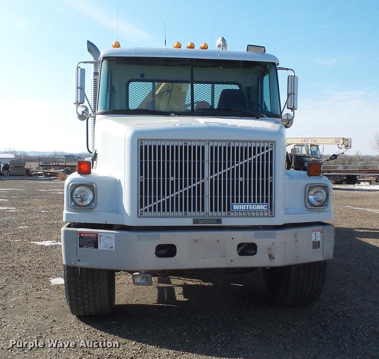 image for item DV9520 1991 Volvo WG flatbed truck with crane