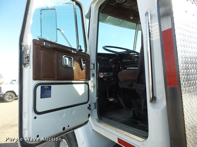 image for item DV9520 1991 Volvo WG flatbed truck with crane