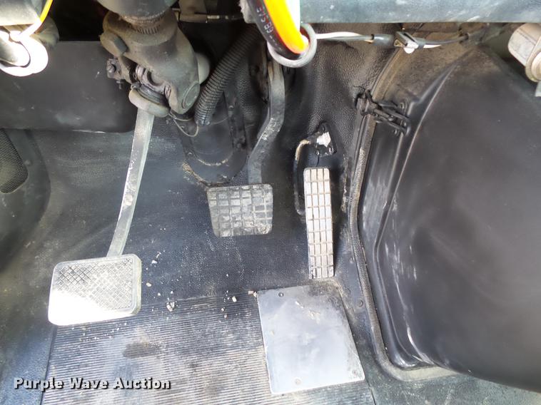 image for item DV9520 1991 Volvo WG flatbed truck with crane