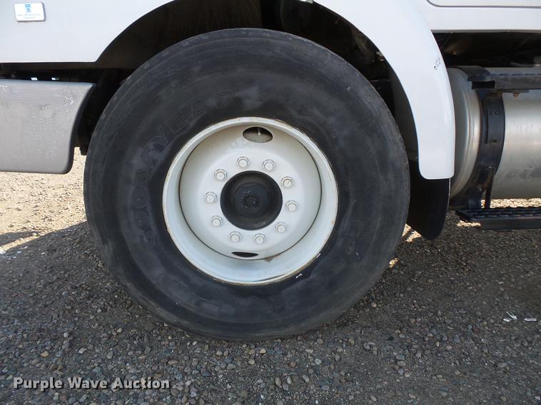 image for item DV9520 1991 Volvo WG flatbed truck with crane