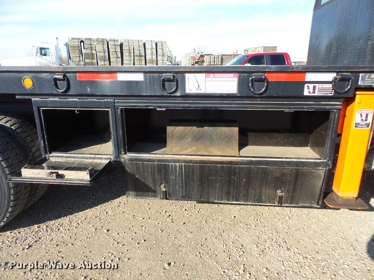 image for item DV9520 1991 Volvo WG flatbed truck with crane