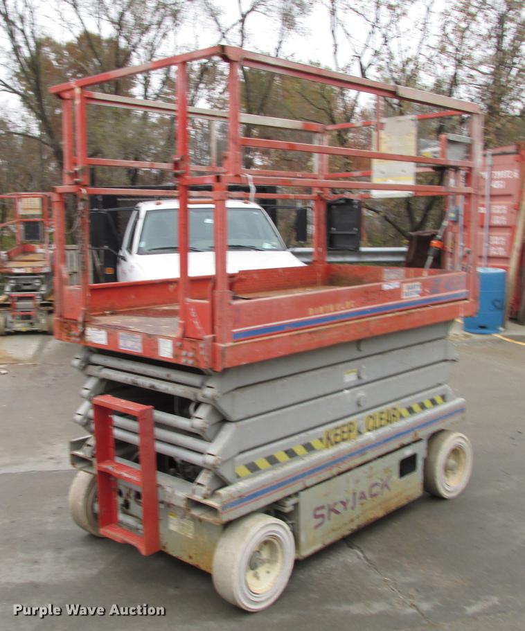 image for item DX9254 1997 Sky Jack SJ-4626 scissor lift