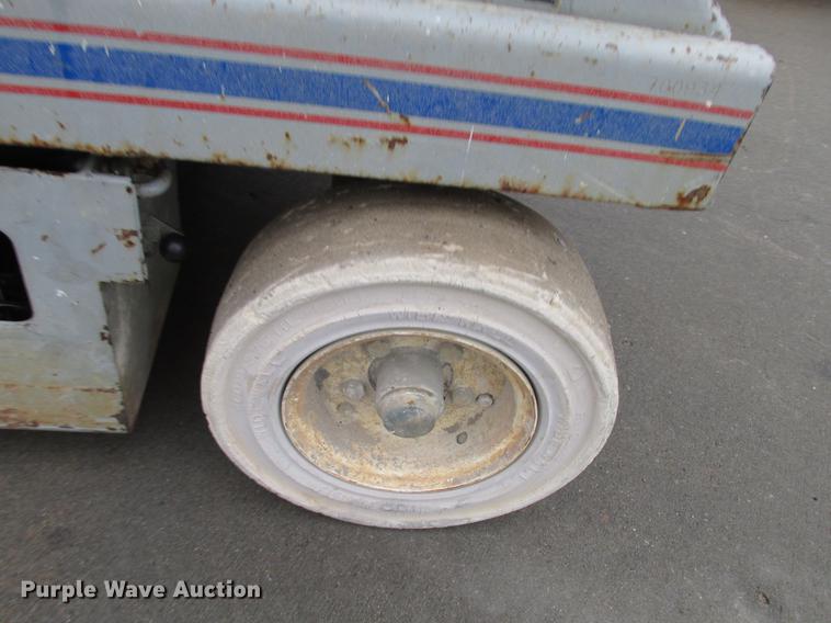 image for item DX9254 1997 Sky Jack SJ-4626 scissor lift