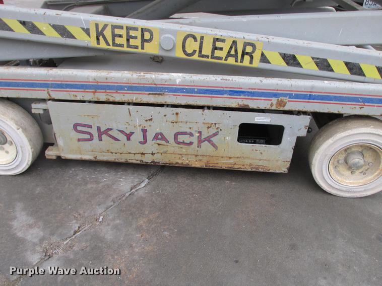 image for item DX9254 1997 Sky Jack SJ-4626 scissor lift