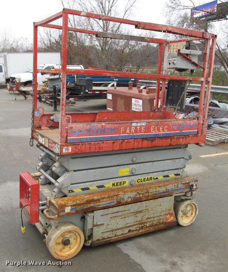 image for item DX9259 2004 Sky Jack SJIII 3219 scissor lift