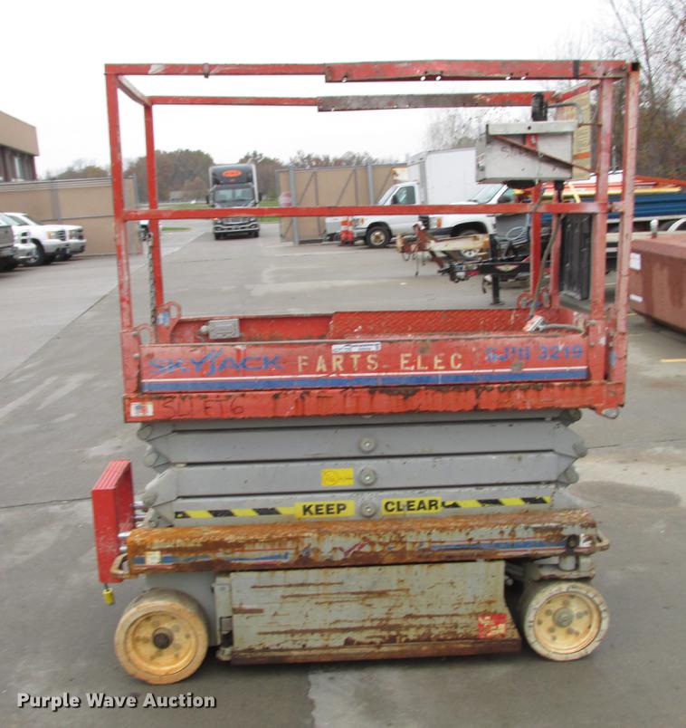 image for item DX9259 2004 Sky Jack SJIII 3219 scissor lift