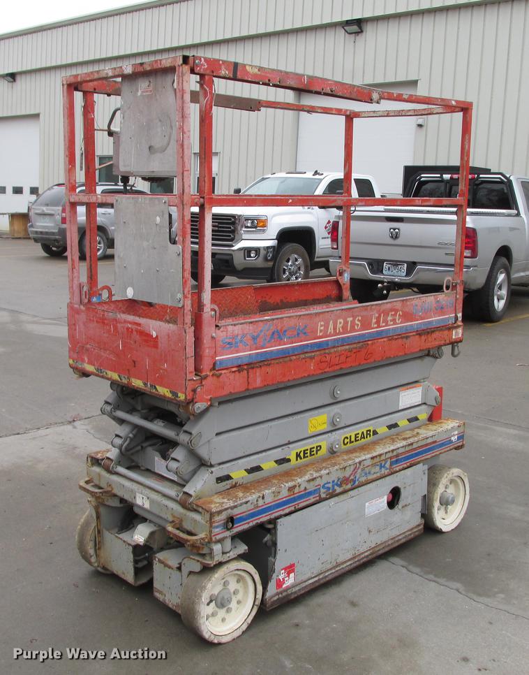 image for item DX9259 2004 Sky Jack SJIII 3219 scissor lift