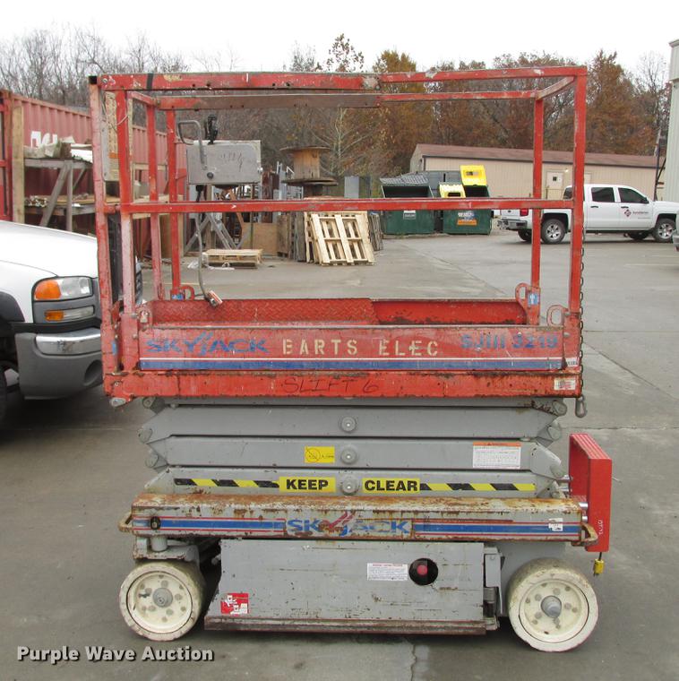 image for item DX9259 2004 Sky Jack SJIII 3219 scissor lift