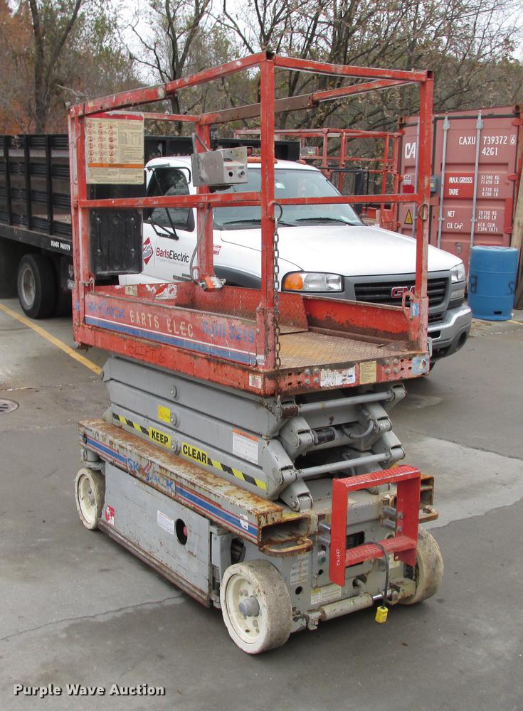 image for item DX9259 2004 Sky Jack SJIII 3219 scissor lift