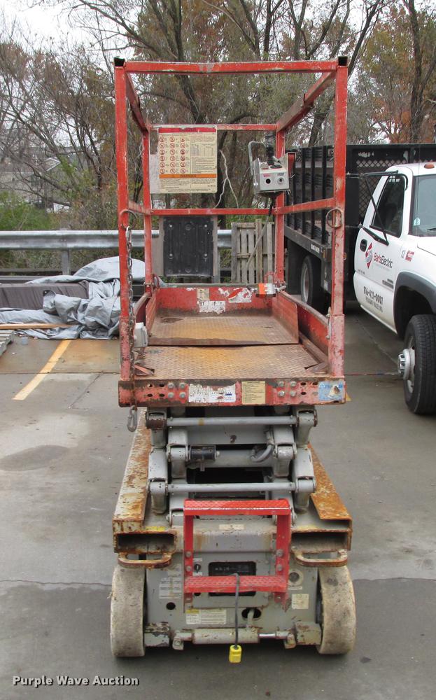 image for item DX9259 2004 Sky Jack SJIII 3219 scissor lift