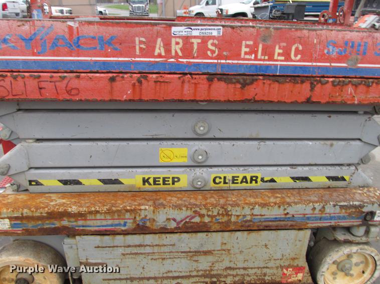 image for item DX9259 2004 Sky Jack SJIII 3219 scissor lift