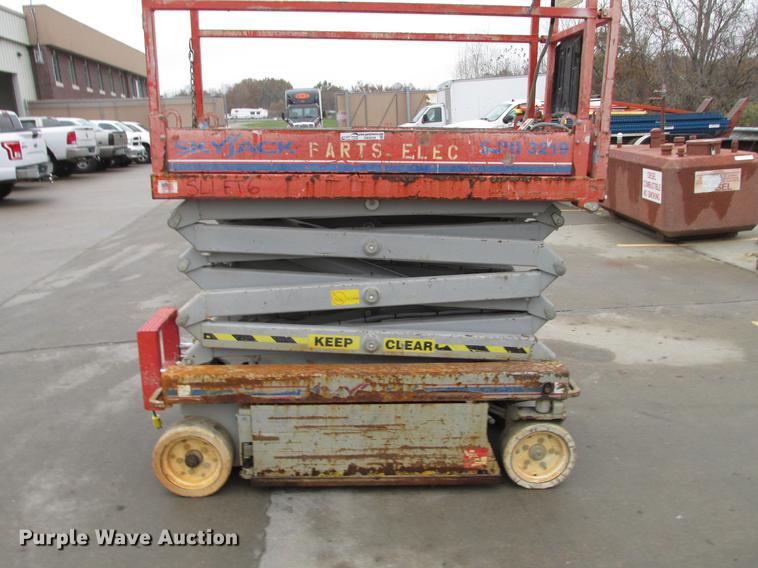 image for item DX9259 2004 Sky Jack SJIII 3219 scissor lift
