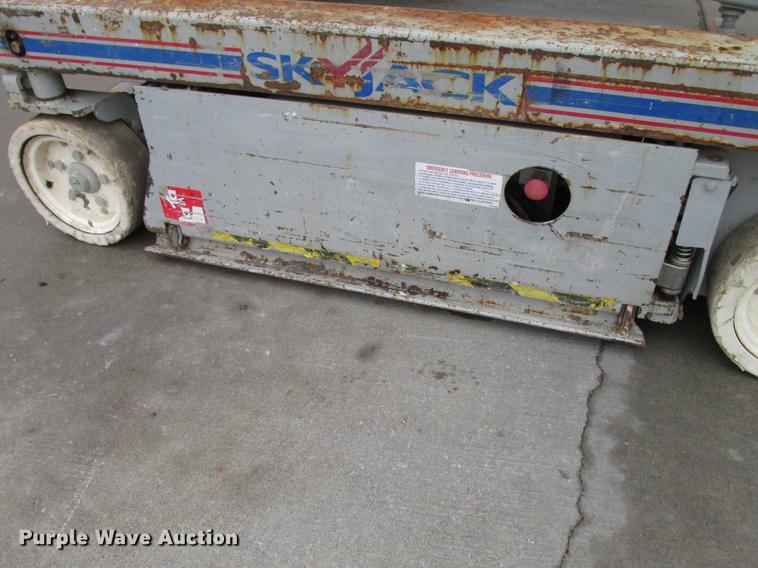 image for item DX9259 2004 Sky Jack SJIII 3219 scissor lift
