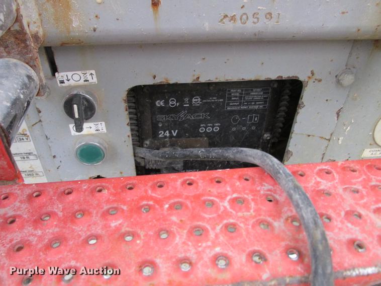 image for item DX9259 2004 Sky Jack SJIII 3219 scissor lift