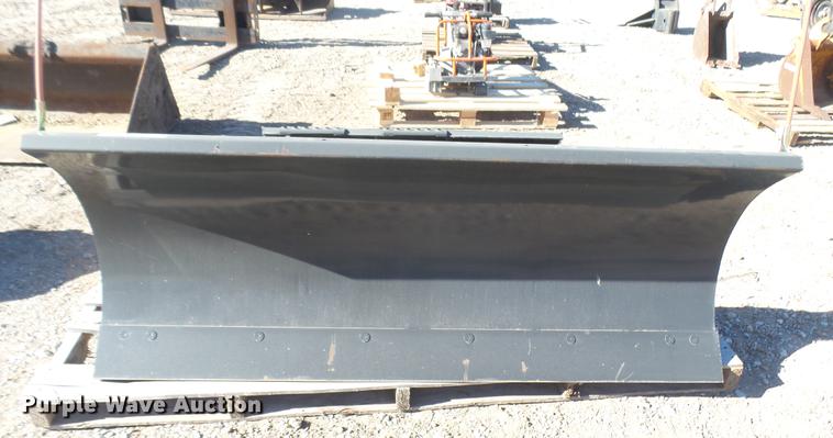 image for item DX9756 2015 Bobcat 72 skid steer snow blade