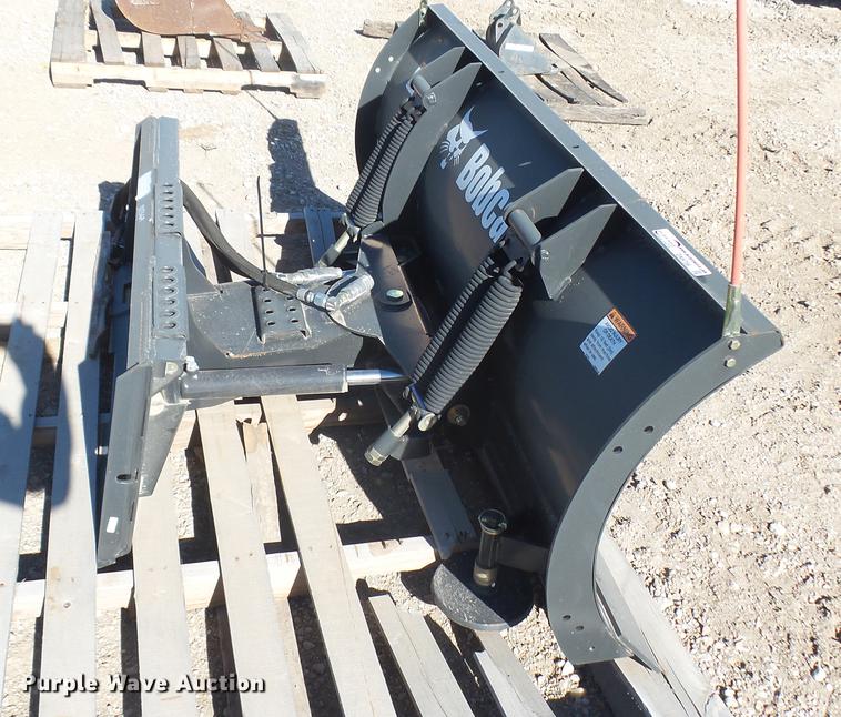 image for item DX9756 2015 Bobcat 72 skid steer snow blade