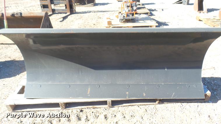 image for item DX9756 2015 Bobcat 72 skid steer snow blade