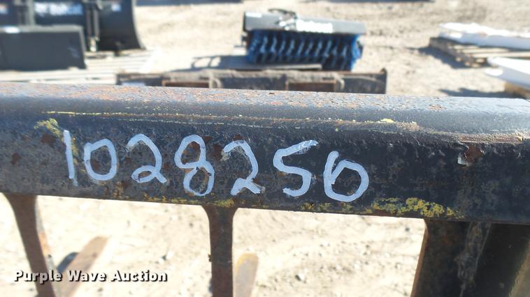 image for item DX9759 Bobcat skid steer pallet forks