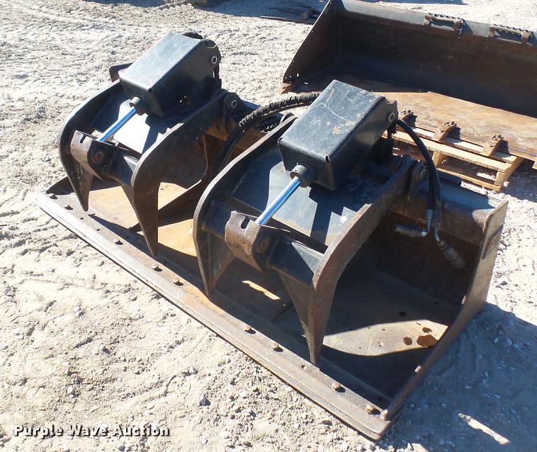 image for item DX9760 Caterpillar skid steer grapple bucket